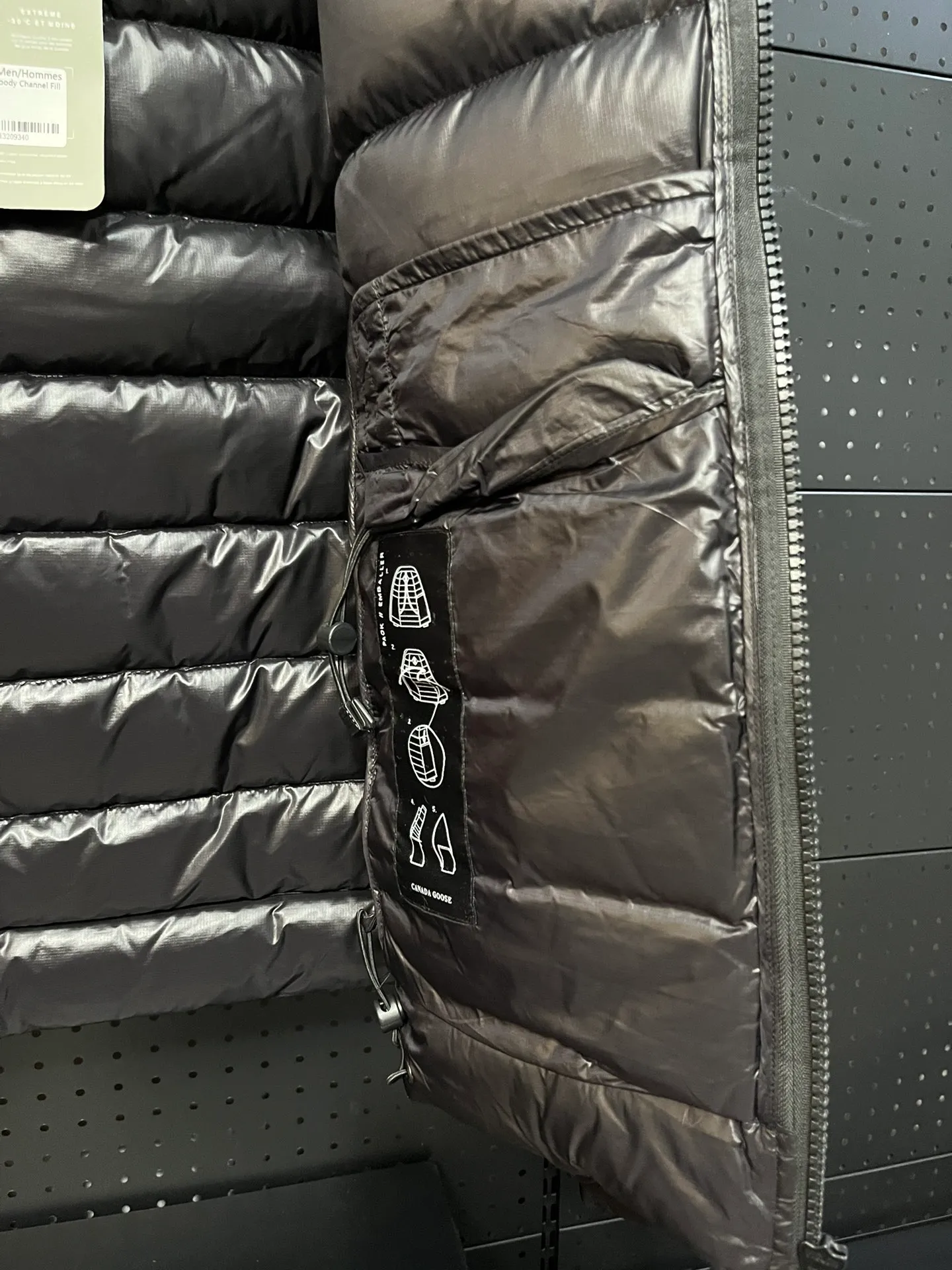 P860 Top 🔥purchase version 𝘾𝘼𝙉𝘼𝘿𝘼 𝙂𝙊𝙊𝙎𝙀/Canada Goose 2227 thin and light model. It’s super lightweight and doesn’t feel any weight on your upper body at all! Show more temperament‼  Canada Goose, a Canadian brand, has always been recognized as the warmest down jacket. Various Instagram celebrities, Internet celebrities, and celebrities often wear it for street photos. I make Canada Goose every year, but I still can’t get rid of my love for the goose. No matter how cold the winter is, there is no need to be afraid. Canada Goose is the legendary warmest down jacket and is known as a must-have for Arctic outdoor sports! The most popular down jacket in the world, celebrities are rushing to buy it, it is a must-have! Size: S-2XL Color: silver gray (red label) silver gray (black label), black (red label), black (black label), dark blue
